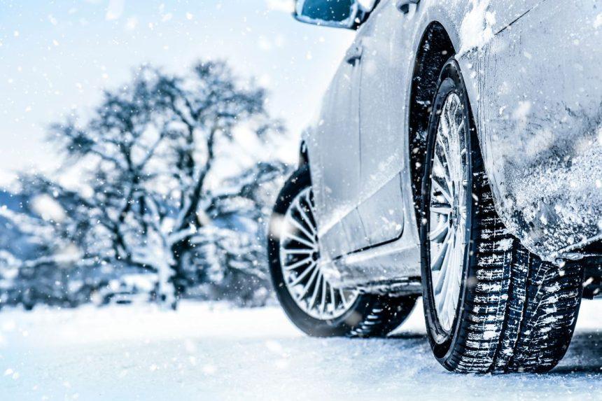 Kaip saugiai plauti automobilį žiemą: mitai ir patarimai