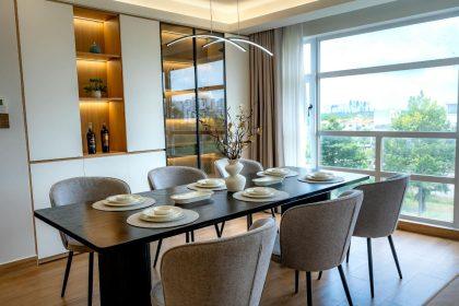 Kaip tinkamai tvarkyti valgomojo stalą, kad pritrauktumėte sėkmę ir išvengtumėte problemų