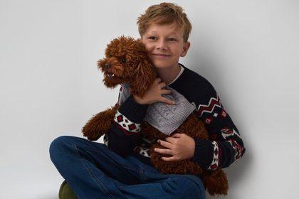 Saugios kalėdinės dekoracijos namams su šunimi ir kate: eglutė, lemputės ir dovanos