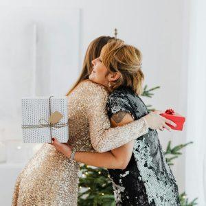 Kalėdinės dovanos mamai: asmeniškos idėjos, kurios pradžiugins