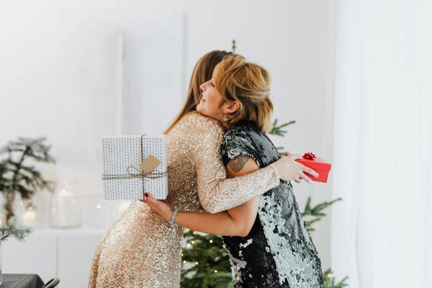 Kalėdinės dovanos mamai: asmeniškos idėjos, kurios pradžiugins