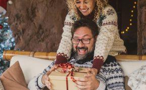 Kalėdinės dovanos vyrams 2025: geriausi pasiūlymai iki 50 €