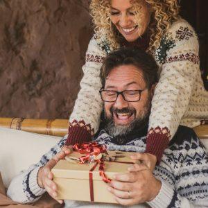 Kalėdinės dovanos vyrams 2025: geriausi pasiūlymai iki 50 €