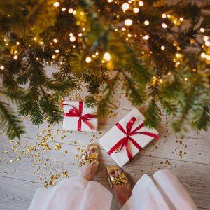 Kalėdinės girliandos ir padidėjusios elektros sąskaitos: kaip neištuštinti piniginės ir pasidžiaugti šviesesniais vakarais