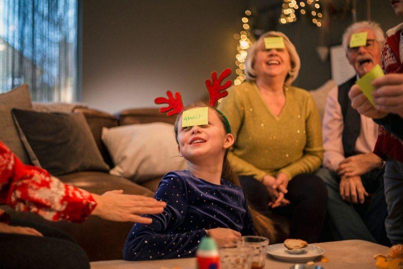 Kalėdiniai žaidimai namuose, kurie privers juoktis net rimčiausius svečius