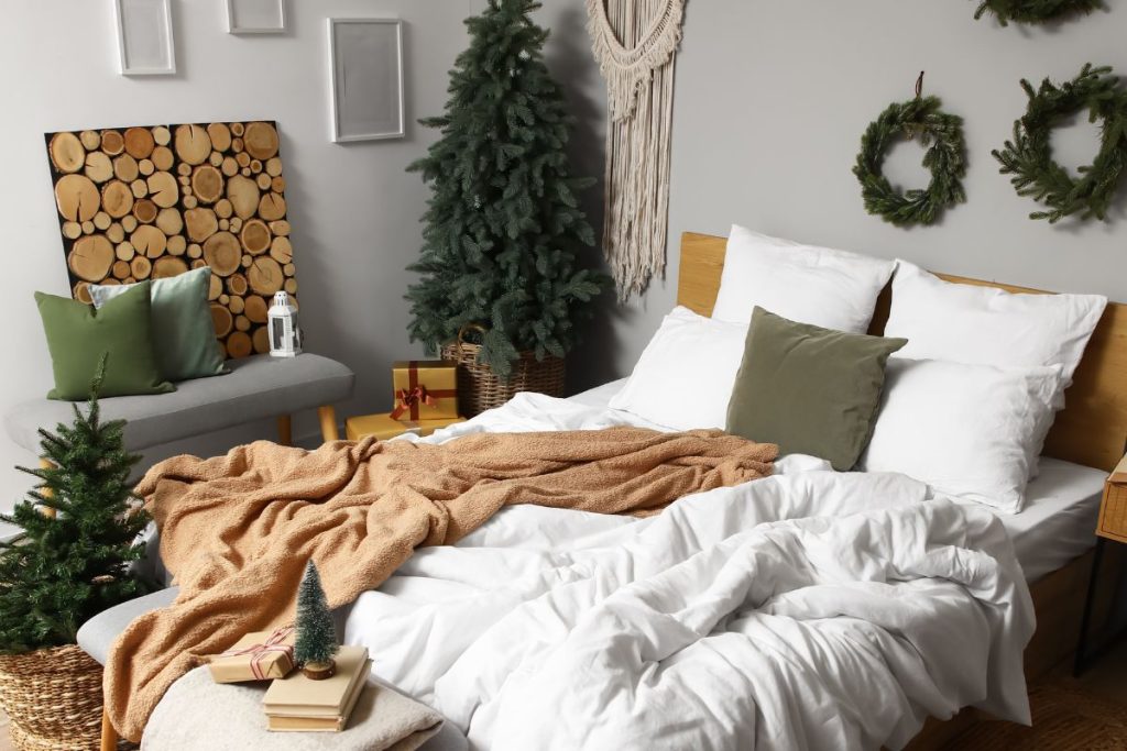 Kalėdos miegamajame: keli pokyčiai, kurie per vieną vakarą pavers jį jaukiausia namų vieta. Šviesos miegamajame