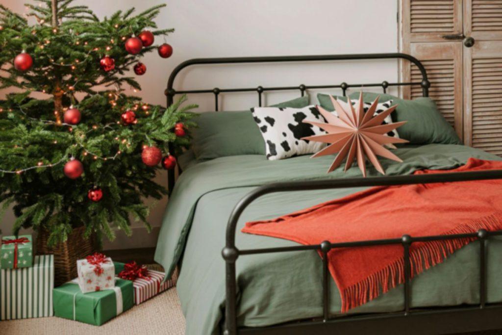 Kalėdos miegamajame: keli pokyčiai, kurie per vieną vakarą pavers jį jaukiausia namų vieta. Tekstilė
