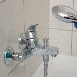 Kalkes naikina akimirksniu: dėl šio triuko dušo sienelės vėl spindės kaip naujos