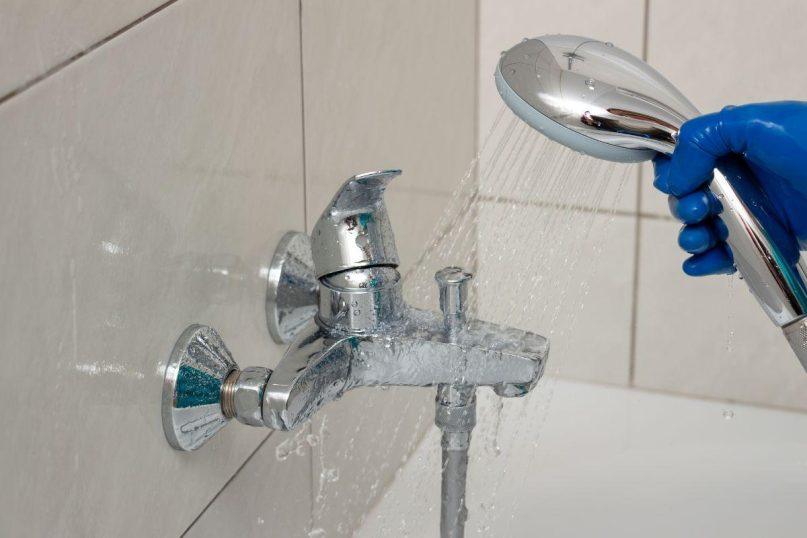 Kalkes naikina akimirksniu: dėl šio triuko dušo sienelės vėl spindės kaip naujos