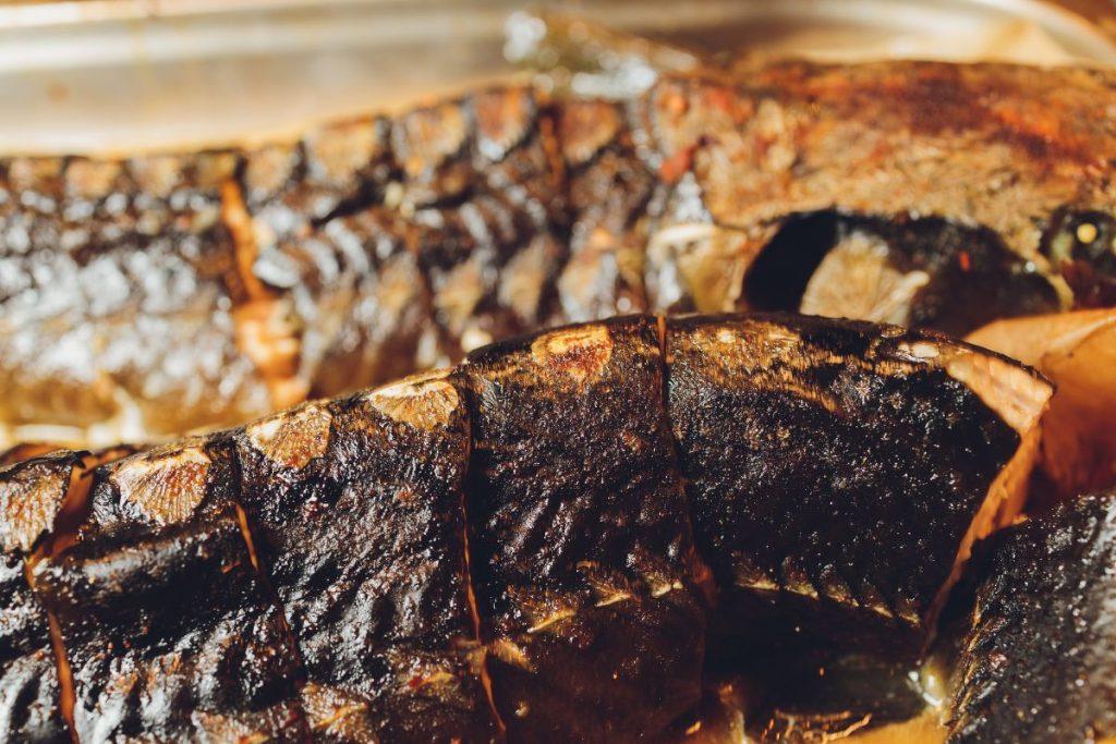 Karalių pamėgtas skonis grįžta ant Kūčių stalo: ši beveik bekaulė žuvis išstumia karpį ir žavi savo istorija. Orkaitėje keptas eršketas