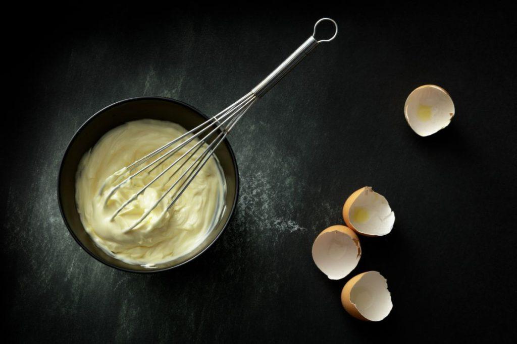 Kartą pasigaminę namuose - parduotuvėse nebepirksite. Svečiai tikrai paklaus, kur tokį pirkote. Naminio majoezo receptas