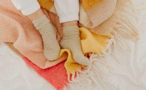 Kas atsitiks, jei miego metu reguliariai mūvėsite kojines? Tai yra naudingiau nei manėte