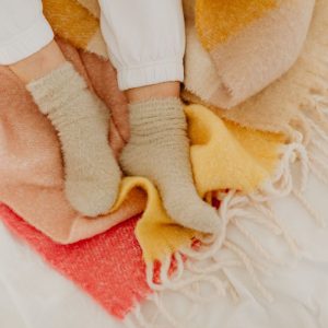 Kas atsitiks, jei miego metu reguliariai mūvėsite kojines? Tai yra naudingiau nei manėte