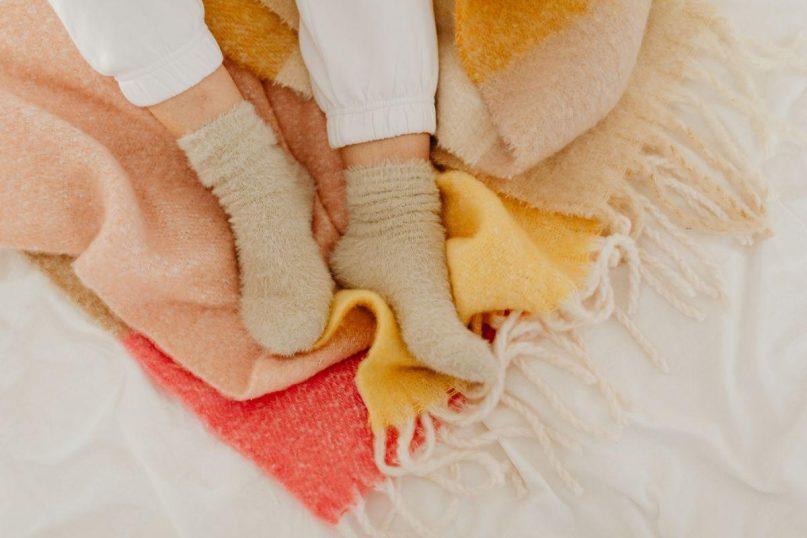 Kas atsitiks, jei miego metu reguliariai mūvėsite kojines? Tai yra naudingiau nei manėte