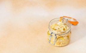 Kas gali ir kam neverta valgyti raugintų kopūstų: nauda ir žala