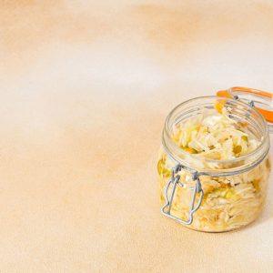 Kas gali ir kam neverta valgyti raugintų kopūstų: nauda ir žala