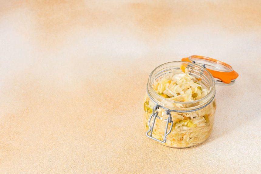 Kas gali ir kam neverta valgyti raugintų kopūstų: nauda ir žala