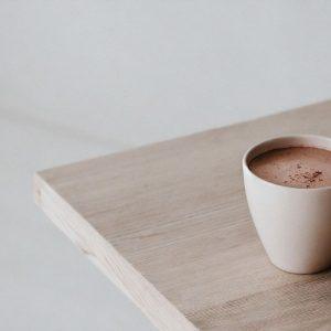 Kava: Stebuklingas gėrimas, turintis galybę sveikatai naudingų savybių