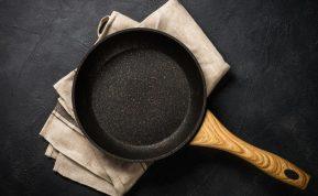 Ketaus keptuvė gali viską? Ekspertai įspėja: šių 3 produktų geriau joje niekada negaminti