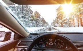 Ko negalima laikyti automobilyje žiemą: ekspertai perspėja apie dažną klaidą, kuri kainuoja brangiai