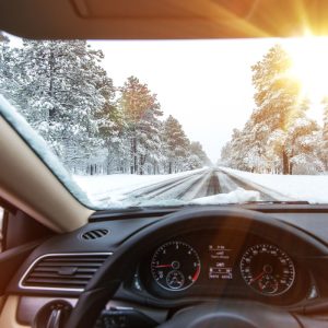 Ko negalima laikyti automobilyje žiemą: ekspertai perspėja apie dažną klaidą, kuri kainuoja brangiai