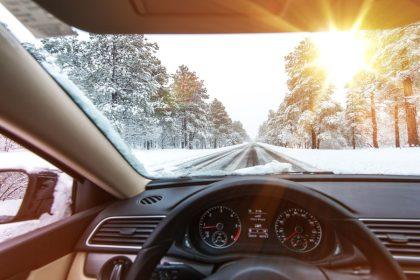 Ko negalima laikyti automobilyje žiemą: ekspertai perspėja apie dažną klaidą, kuri kainuoja brangiai