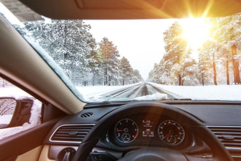 Ko negalima laikyti automobilyje žiemą: ekspertai perspėja apie dažną klaidą, kuri kainuoja brangiai