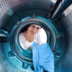 Kodėl į skalbimo mašiną reikia įdėti drėgną servetėlę?