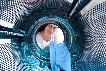Kodėl į skalbimo mašiną reikia įdėti drėgną servetėlę?