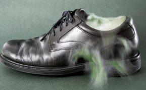Kodėl jūsų batų kvapas tampa nepakeliamas? Štai tikroji priežastis, apie kurią niekas nekalba