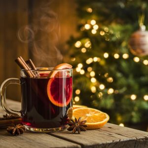 Kodėl karštas vynas gali būti pavojingas: ekspertų perspėjimai šventėms