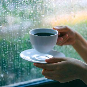 Kodėl kava po 30 minučių jus „užmigdo“ – mokslininkai atskleidė tikrąją priežastį