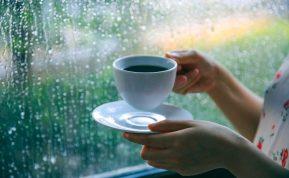 Kodėl kava po 30 minučių jus „užmigdo“ – mokslininkai atskleidė tikrąją priežastį