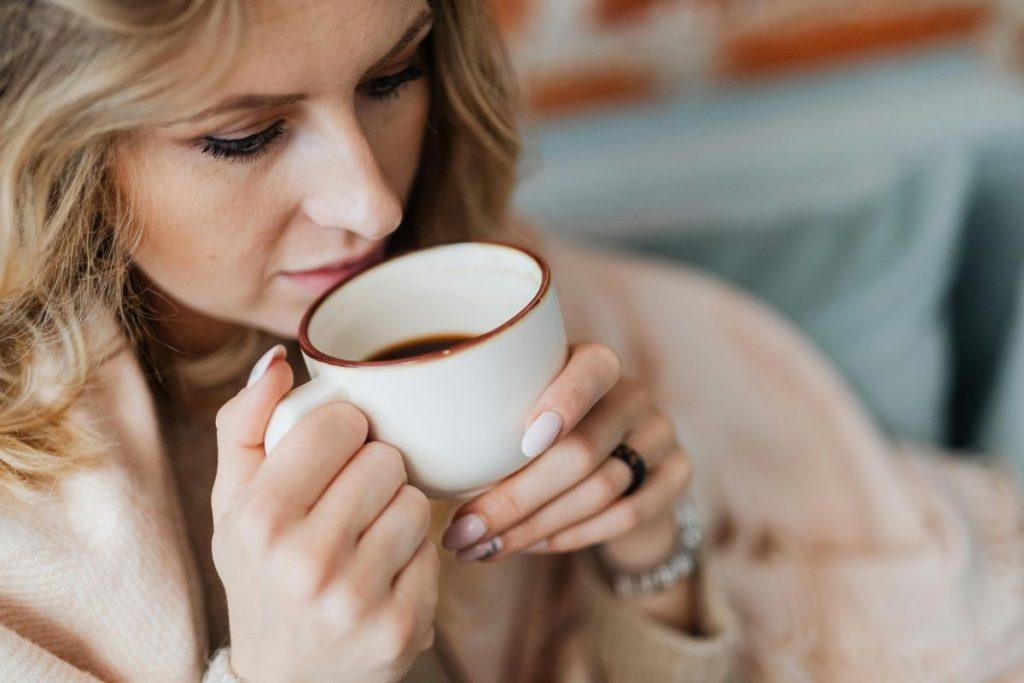 Kodėl kava tuščiu skrandžiu veikia dar blogiau