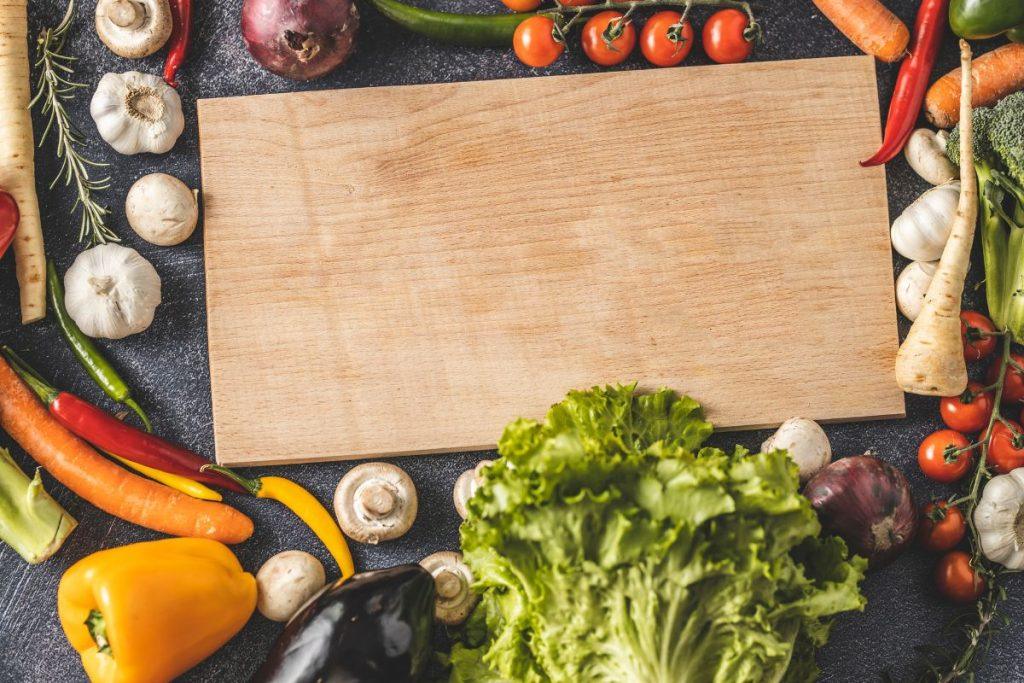 Kodėl medinė pjaustymo lentelė laikoma saugesne už plastikinę