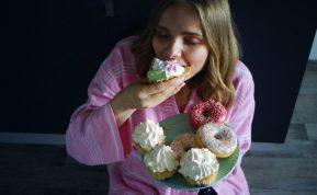 Kodėl negalima valgyti maisto produktų su pridėtu cukrumi prieš miegą? Ekspertų patarimai, kaip išvengti nemigos