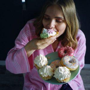 Kodėl negalima valgyti maisto produktų su pridėtu cukrumi prieš miegą? Ekspertų patarimai, kaip išvengti nemigos