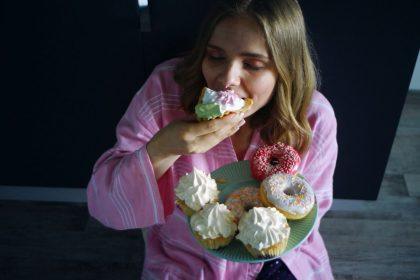 Kodėl negalima valgyti maisto produktų su pridėtu cukrumi prieš miegą? Ekspertų patarimai, kaip išvengti nemigos