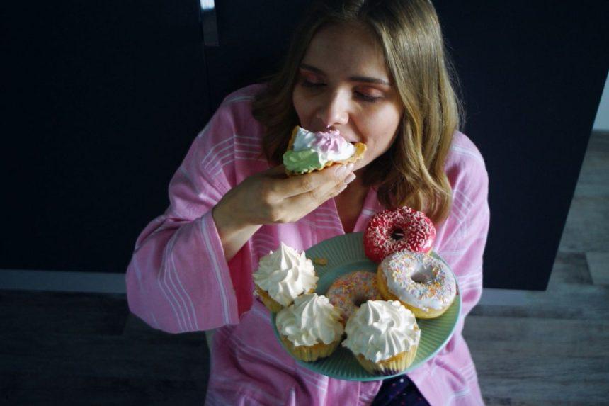 Kodėl negalima valgyti maisto produktų su pridėtu cukrumi prieš miegą? Ekspertų patarimai, kaip išvengti nemigos