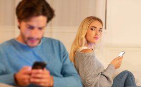 Kodėl norime skaityti partnerio žinutes ir kaip išvengti šio elgesio spąstų