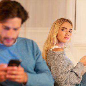 Kodėl norime skaityti partnerio žinutes ir kaip išvengti šio elgesio spąstų
