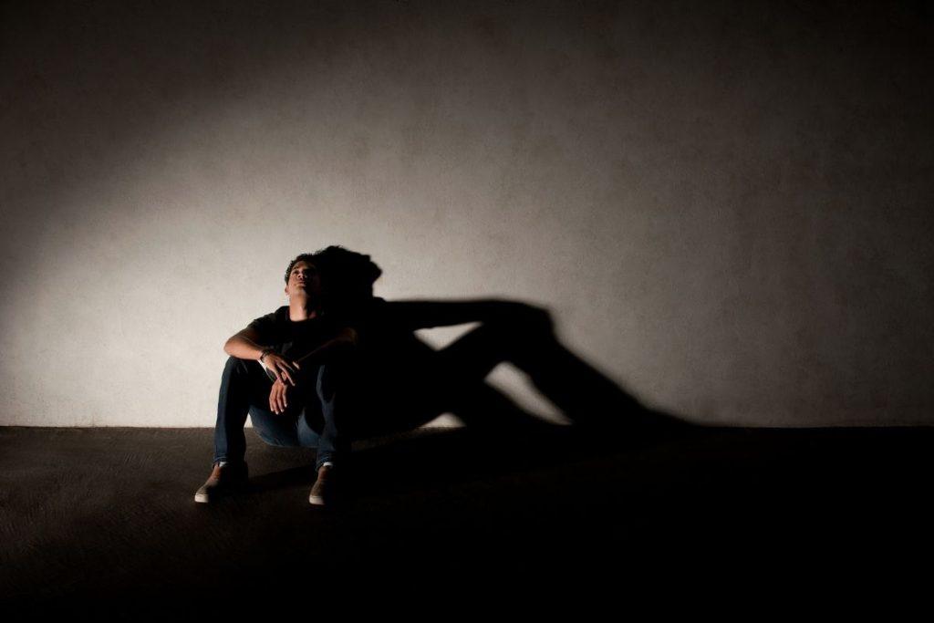 Kodėl nuolatiniai skundai skatina socialinę izoliaciją ir vienatvę