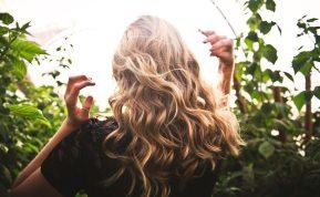 Kodėl plaukų spalva praranda ryškumą: dažniausios priežastys ir kaip jų išvengti