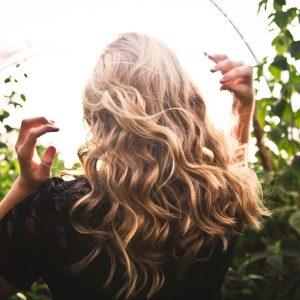 Kodėl plaukų spalva praranda ryškumą: dažniausios priežastys ir kaip jų išvengti