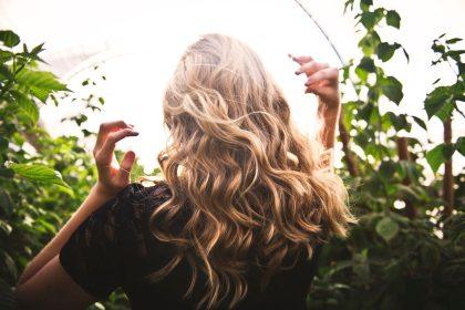 Kodėl plaukų spalva praranda ryškumą: dažniausios priežastys ir kaip jų išvengti