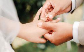 Kodėl reikia nešioti vestuvinį žiedą: 5 geros priežastys