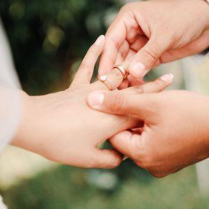 Kodėl reikia nešioti vestuvinį žiedą: 5 geros priežastys