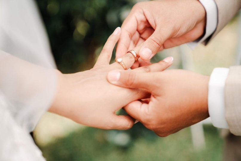 Kodėl reikia nešioti vestuvinį žiedą: 5 geros priežastys