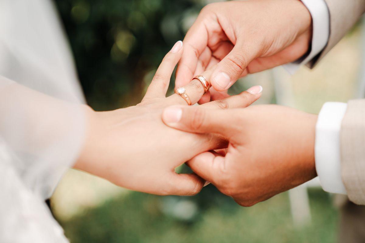 Kodėl reikia nešioti vestuvinį žiedą: 5 geros priežastys