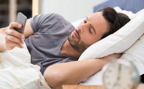 Kodėl verta ryte netikrinti telefono: psichologų paaiškinimai ir praktiniai patarimai